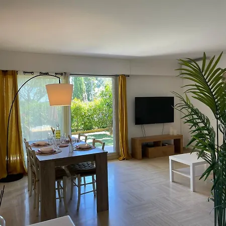 - Chez Laura * Villeneuve-Loubet